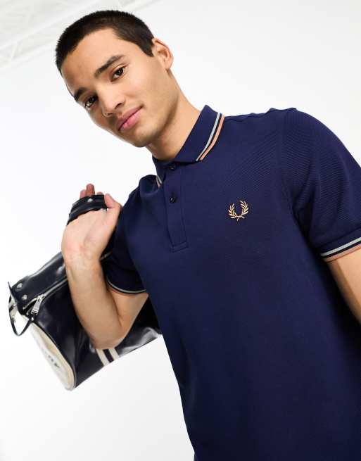Fred Perry - Poloshirt met gekleurde randjes op de kraag in donkerblauw
