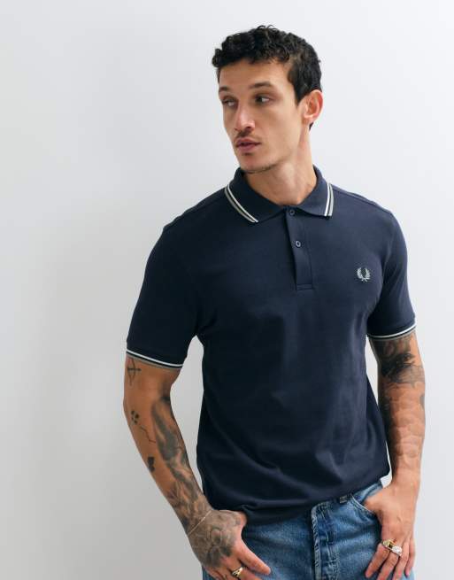 Fred Perry poloskjorte med tofarvede kantstriber i airforce blue med ecru og grønne detaljer, 5 af 5