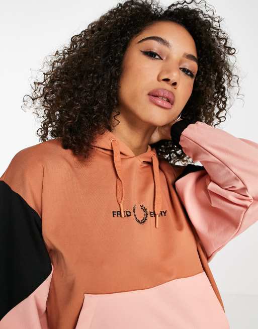 Fred Perry – Pomarańczowa bluza z kapturem we wzór z blokami kolorów, część zestawu