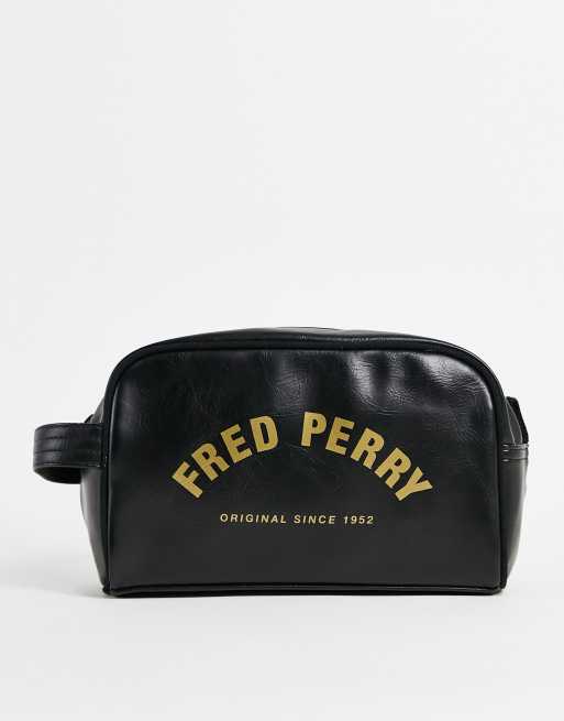 Fred Perry - PU toilettas met gebogen merknaam in zwart