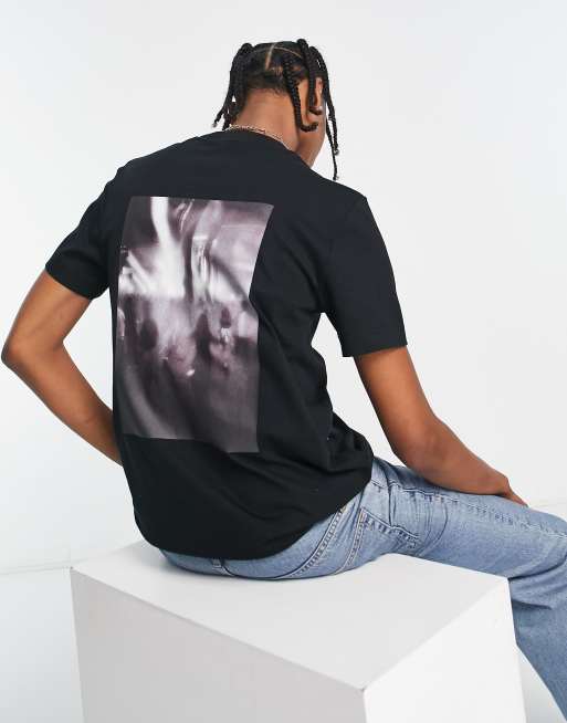 Fred Perry – Rave – Czarny T-shirt z grafiką na plecach