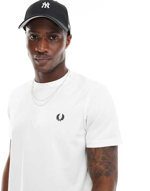 Fred Perry - Rear Powder Laurel - T-shirt - Blanc | ASOS
