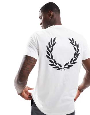 FRED PERRY Rear Powder Laurel ロゴ Tシャツ ホワイト/ブラック Fred Perry rear powder laurel t-shirt in white | ASOS