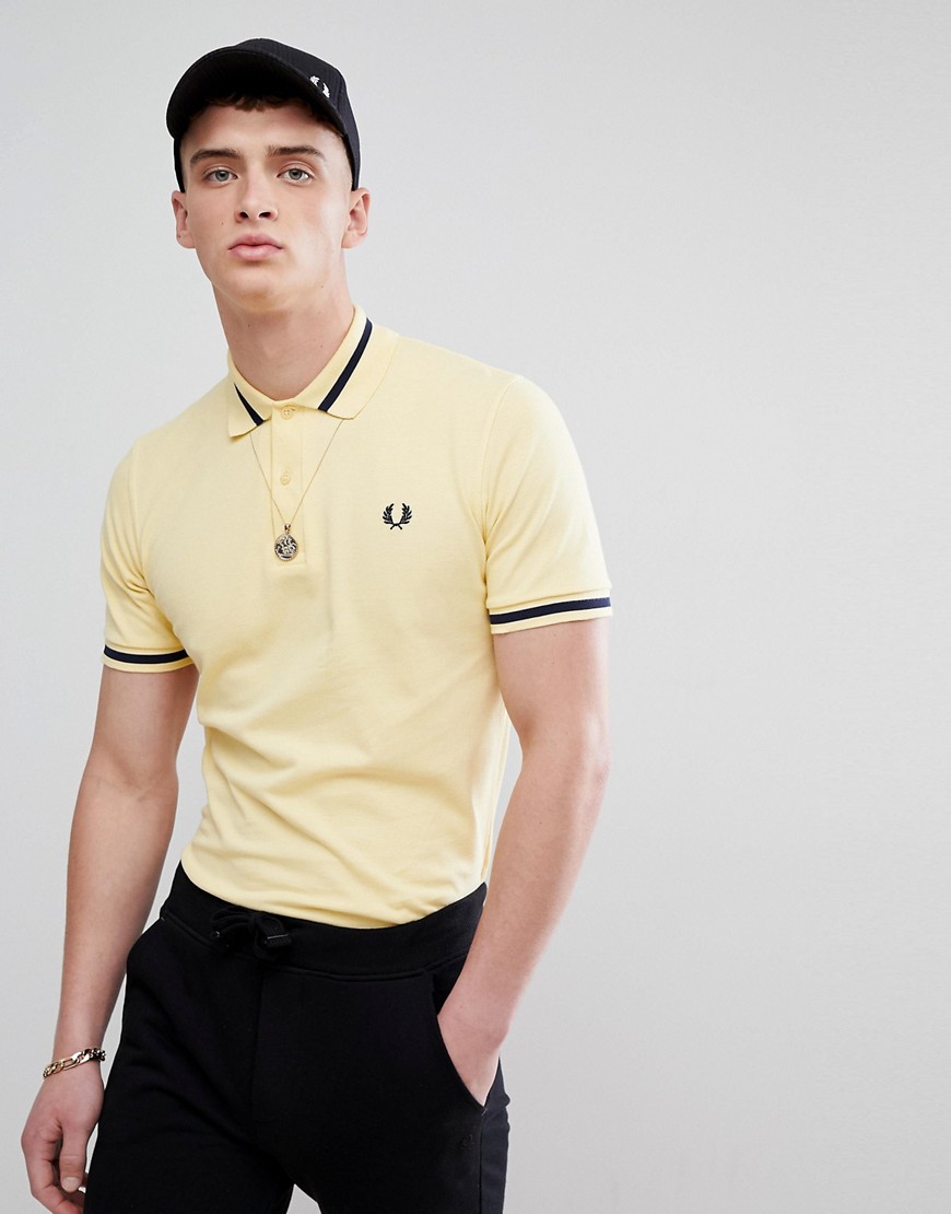 Fred Perry - REISSUES - Poloshirt in geel met enkel gekleurd randje