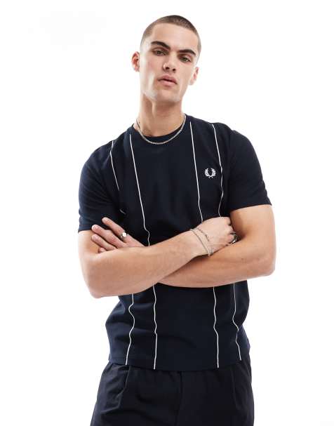 Fred Perry – Relaxed-Fit-T-Shirt in Marineblau mit weißen Nadelstreifen - view 1