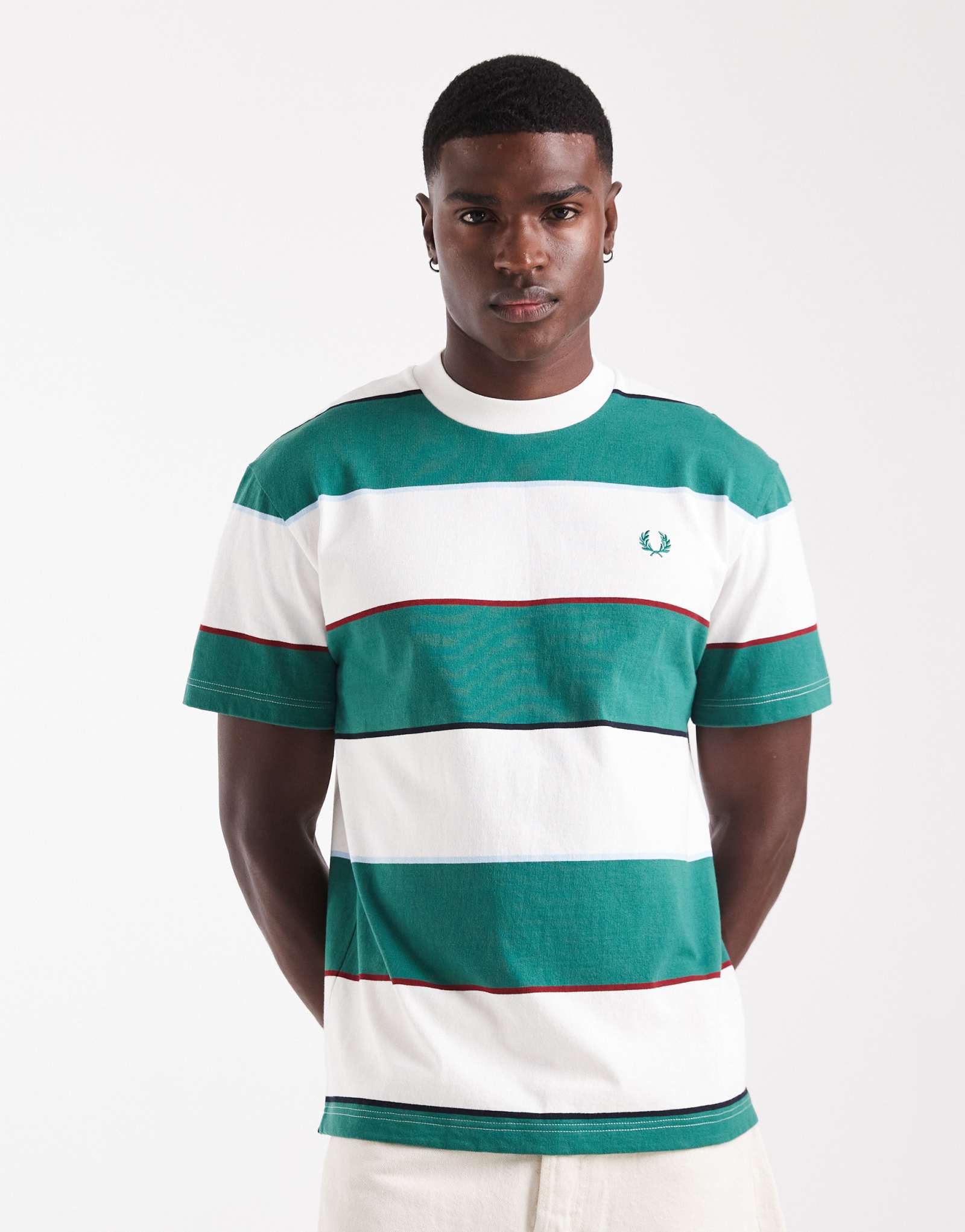 Непринужденная полосатая футболка Фреда Перри в зелено-белых тонах