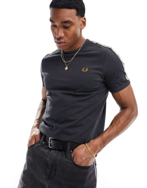 Fred Perry – Ringer-T-Shirt in Anthrazit mit farblich abgesetztem Zierstreifen
