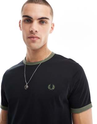 Футболка Fred Perry ringer черного цвета с зеленой окантовкой 8490₽