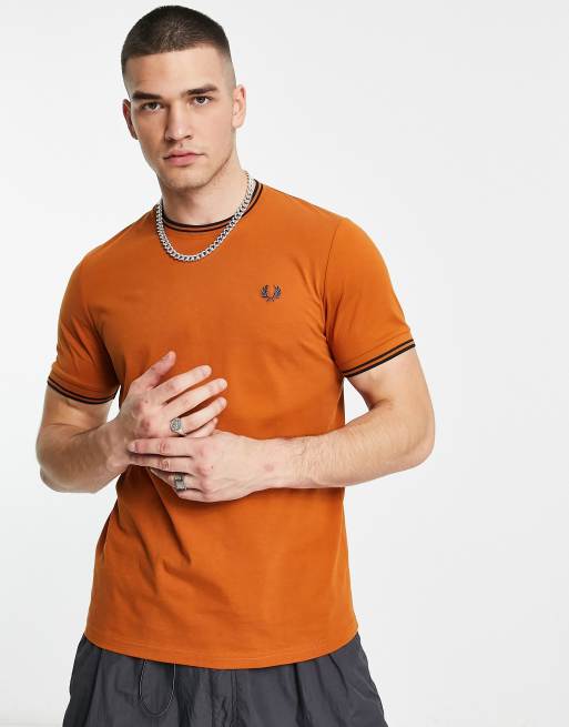 Fred Perry – Ringer-T-Shirt in Hellbraun mit zwei Zierstreifen