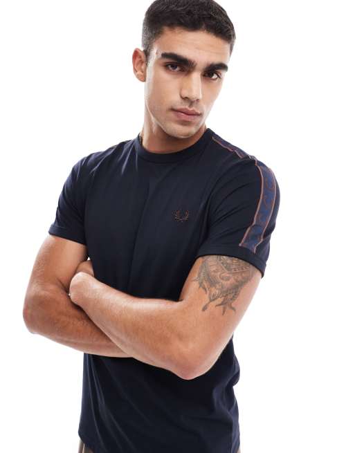 Fred Perry – Ringer-T-Shirt in Marineblau mit farblich abgesetztem Zierband