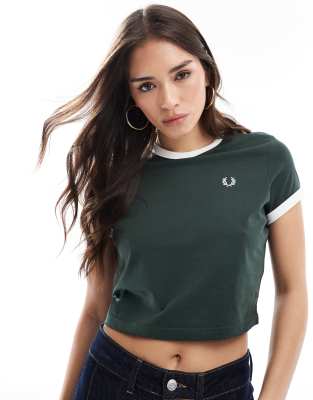 Fred Perry - Ringer-T-Shirt in Tannengrün mit Cropped-Schnitt