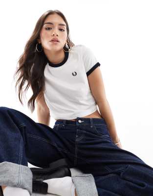 Fred Perry - Ringer-T-Shirt in Wollweiß mit Cropped-Schnitt