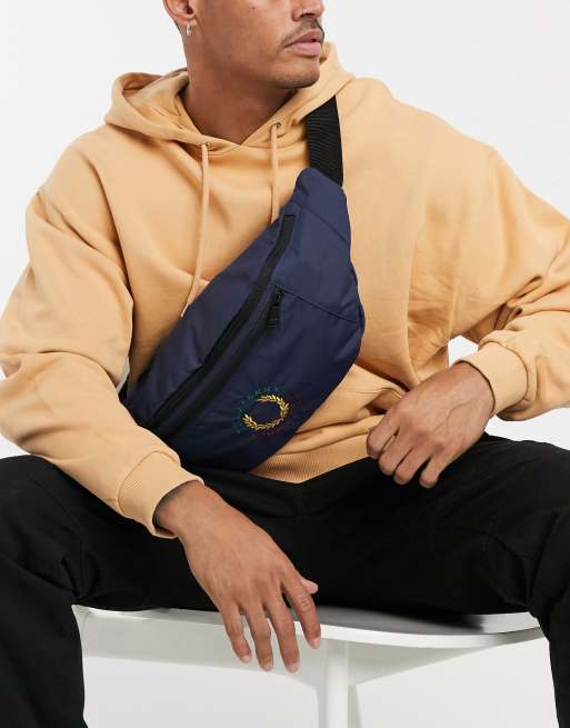 Fred Perry - Ripstop crossbodytas met logo in marineblauw