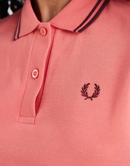 Fred Perry – Röd pikétröja med dubbla, vinröda kantränder, 2 av 4