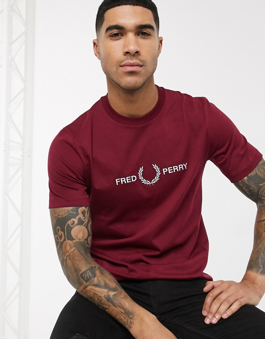 Fred Perry – Röd t-shirt med grafiskt broderi