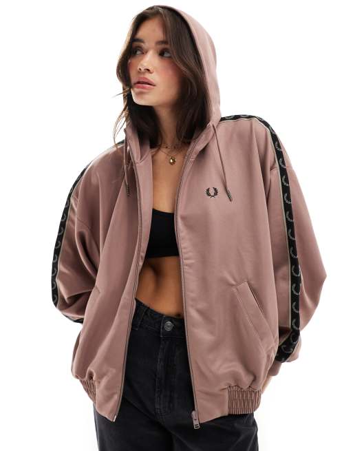 Fred Perry – Różowa kurtka dresowa z kapturem i ozdobną taśmą, 4 z 4