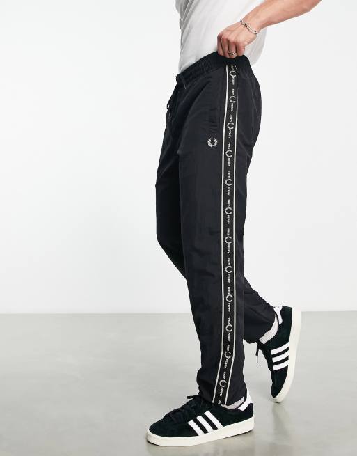 Fred Perry – Shell-Jogginghose in Schwarz mit seitlichem Zierband