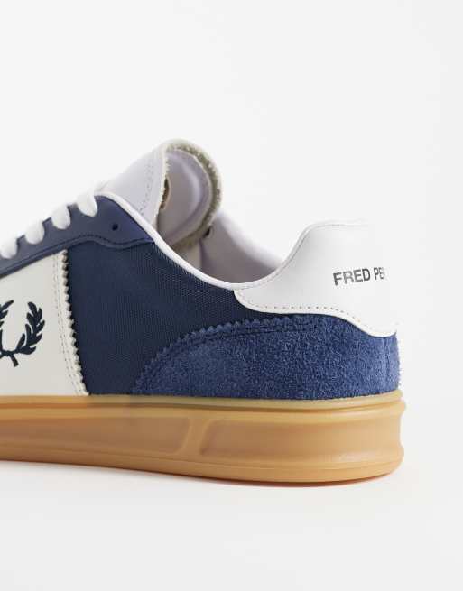 Fred Perry - Sneakers scamosciate blu navy ed écru a righe, 3 di 5