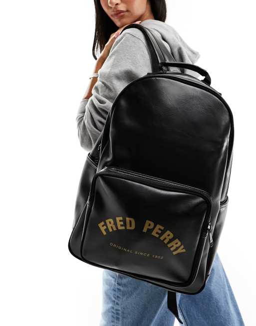 Fred Perry - Sort rygsæk med buet guldfarvet logo