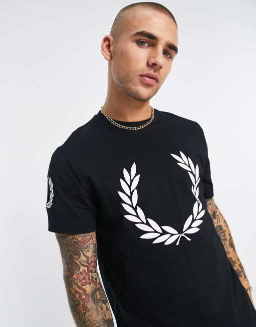 Fred Perry - Sort T-shirt med mærkedetalje og print på ryggen