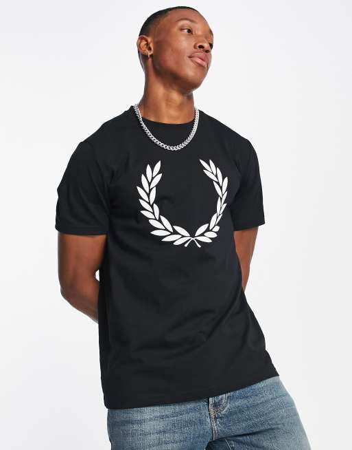 Fred Perry - Sort t-shirt med stort laurbærkrans-print