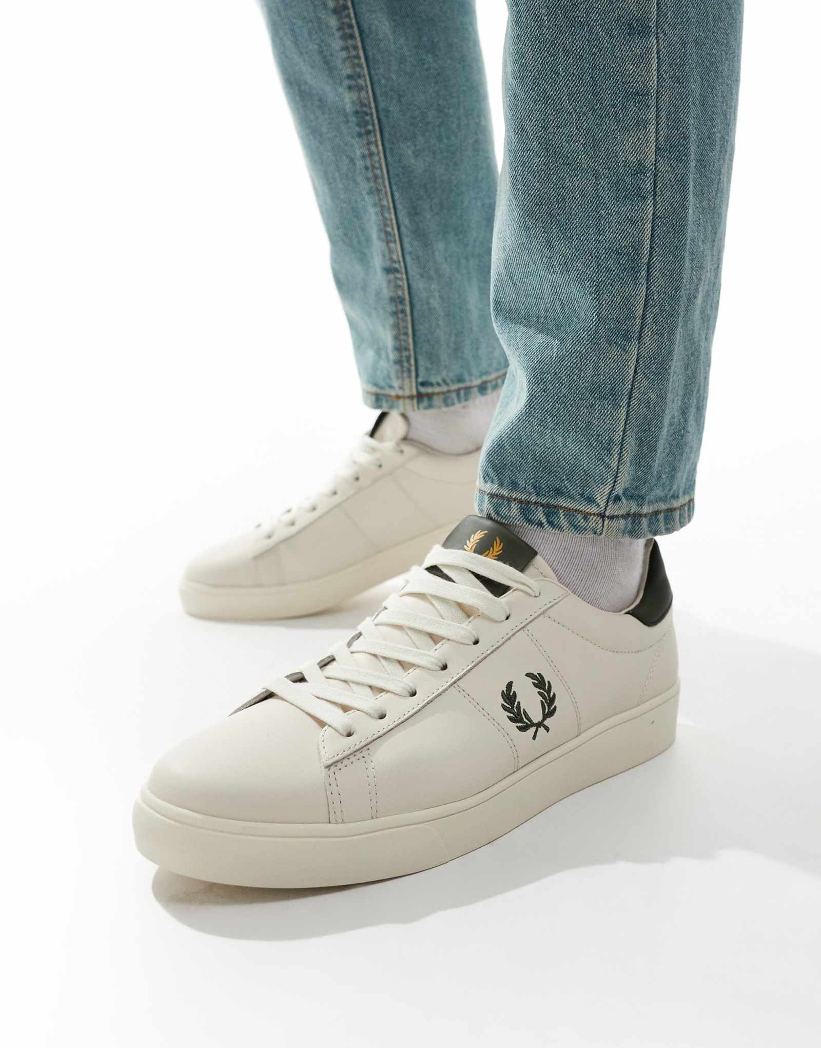 Кожаные кроссовки Fred Perry spencer серо-белого цвета 27390₽