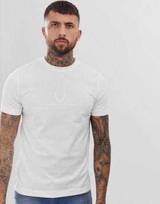 Fred Perry - Sports Authentic - Geborduurd T-shirt in wit