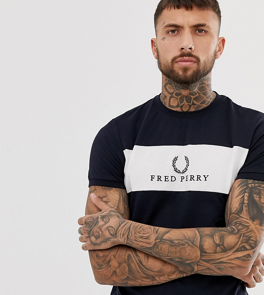 Fred Perry - Sports Authentic - T-shirt blu navy con pannello ricamato - In esclusiva per ASOS