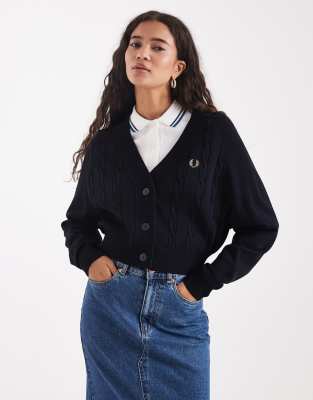 Fred Perry - Strickjacke in Marineblau mit Zopfmuster