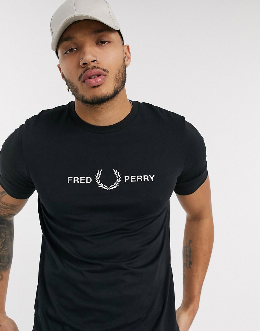 Fred Perry – Svart t-shirt med grafiskt broderi
