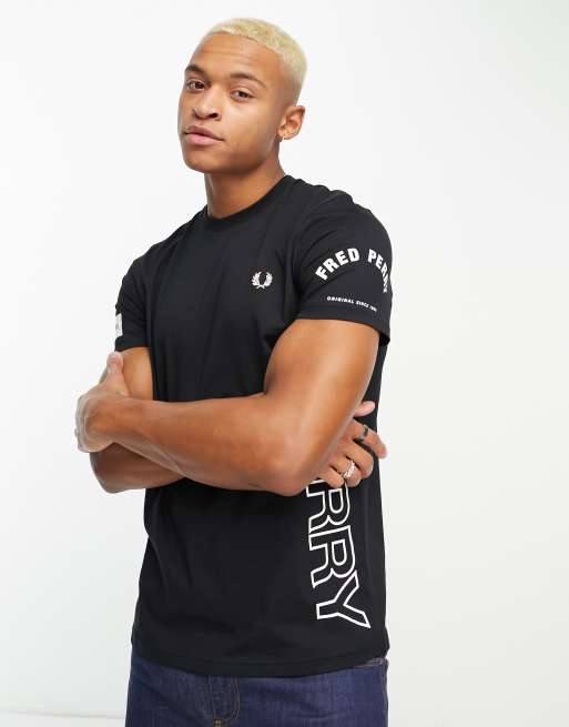 Fred Perry – Svart t-shirt med påsydd logga 