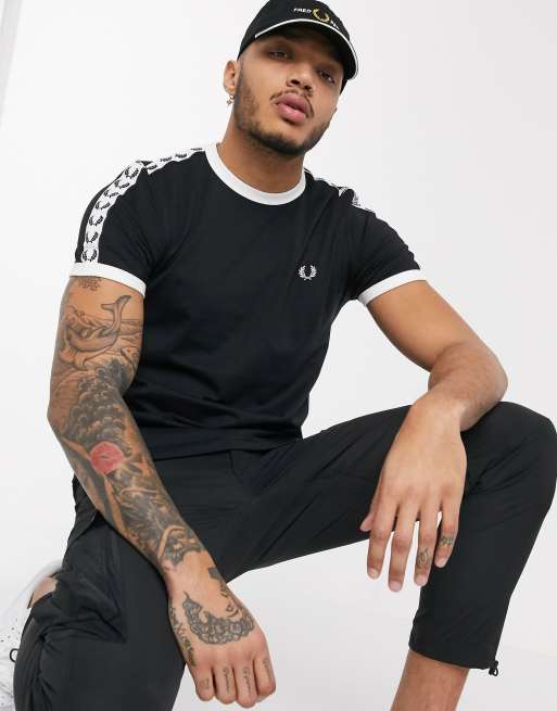 Fred Perry – Svart t-shirt med tejpade detaljer, 4 av 4