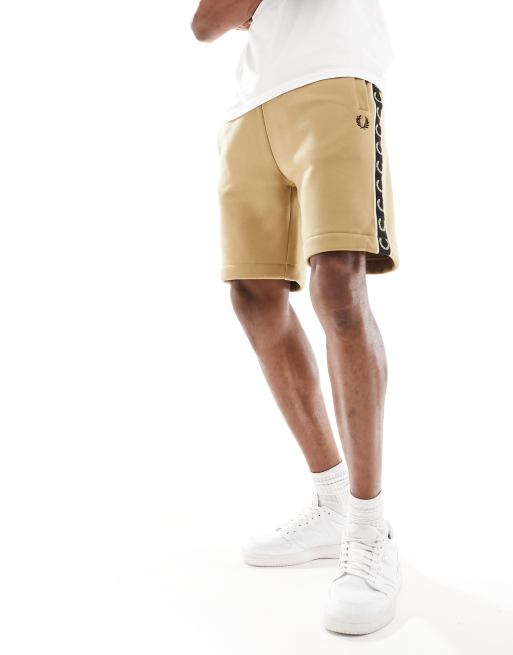 Fred Perry – Sweat-Shorts in Beige mit Zierstreifen 