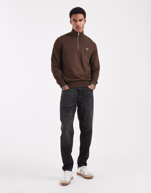 Fred Perry – Sweatshirt in dunklem Tabakbraun mit Zierstreifen und kurzem Reißverschluss, 2 von 5