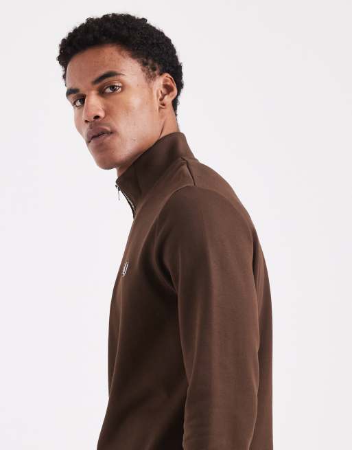 Fred Perry – Sweatshirt in dunklem Tabakbraun mit Zierstreifen und kurzem Reißverschluss, 4 von 5