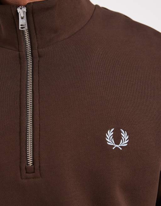 Fred Perry – Sweatshirt in dunklem Tabakbraun mit Zierstreifen und kurzem Reißverschluss, 5 von 5