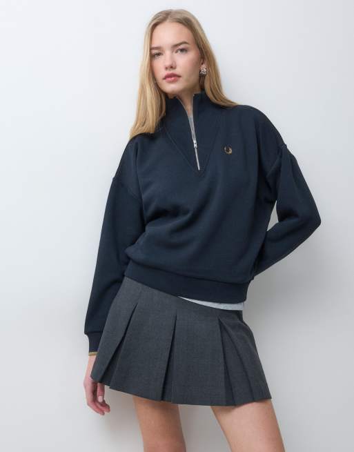 Fred Perry sweatshirt med halv dragkedja, hög krage och logga i marinblått, 2 av 5