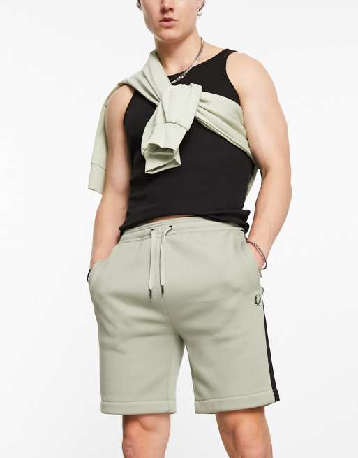 Fred Perry – Sweatshorts in Seegrasgrün mit geprägtem Logoband