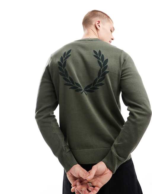 Fred Perry – Sweter z dzianiny boucle w kolorze zielonego khaki z motywem wieńca laurowego
