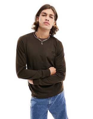 Fred Perry - T-shirt a maniche lunghe color tabacco bruciato con logo e doppie righe a contrasto sui bordi