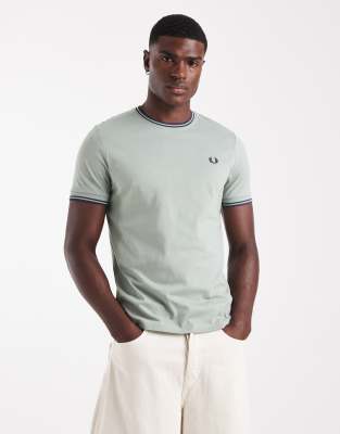 Fred Perry - T-shirt avec bord double rayure - Kaki-Vert