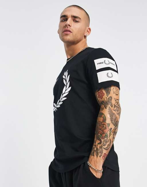 Fred Perry - T-shirt avec écusson imprimé au dos - Noir, 2 de 4