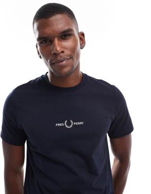 T-shirt slim à col en V et drapeau brodé | Marron | Tommy Hilfiger