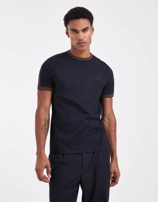 Fred Perry - T-shirt blu navy con bordi a contrasto color tabacco bruciato
