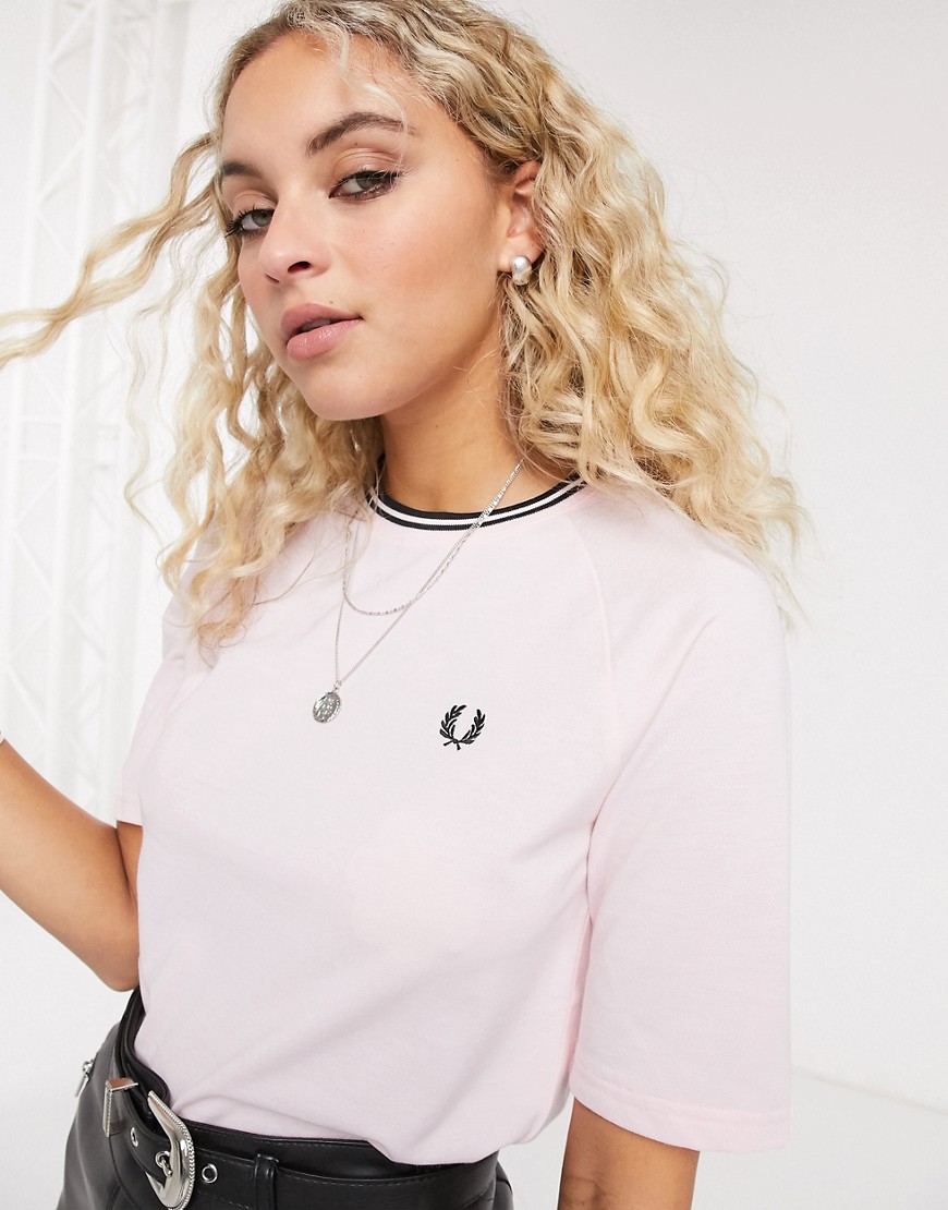 Fred Perry - T-shirt con doppia righina a contrasto-Rosa