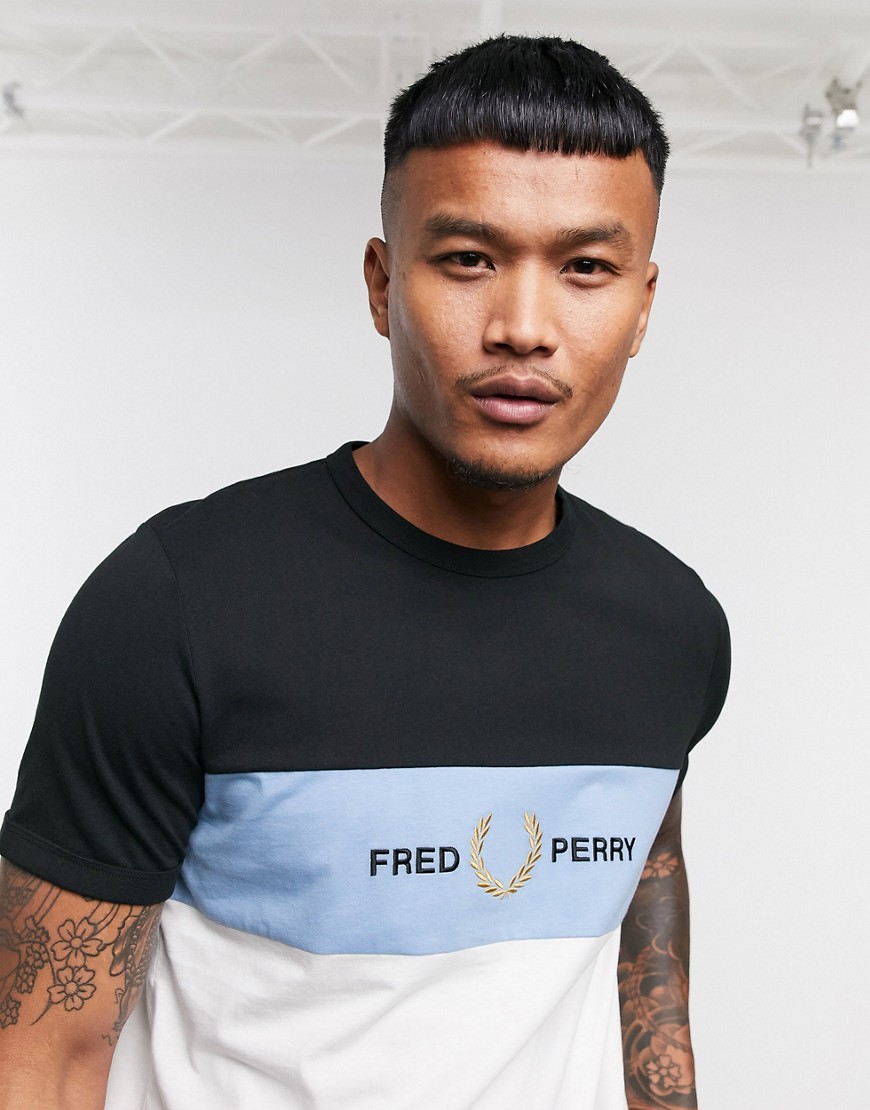 Fred Perry - T-shirt con pannello e ricamo bianco e blu navy