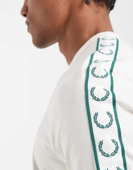 Fred Perry - T-shirt écru con bordi e fettuccia a contrasto, 3 di 5