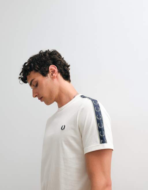 Fred Perry - T-shirt écru con bordi e fettuccia a contrasto, 3 di 5