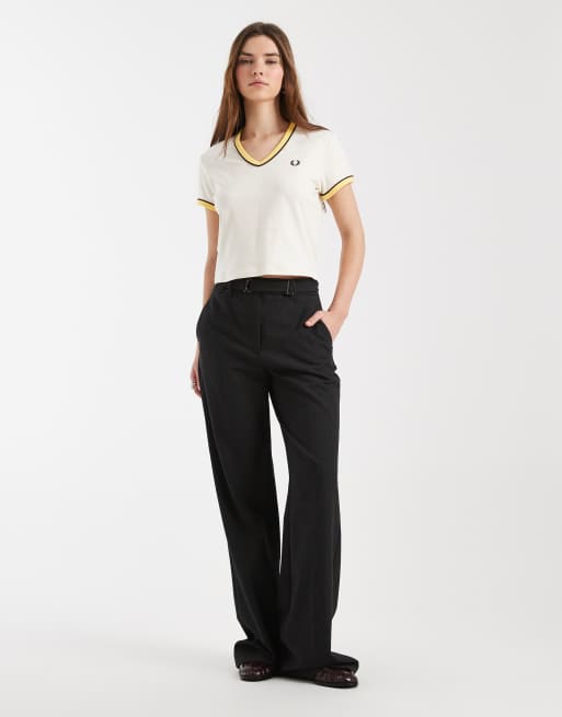 Fred Perry - T-shirt écru con scollo a V e cuciture profilate con logo, 4 di 4