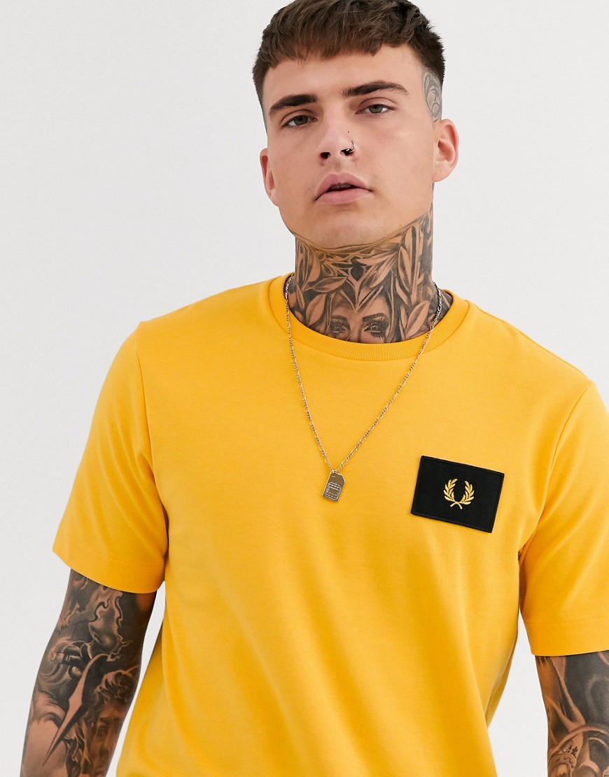 Fred Perry - T-shirt gialla con logo applicato-Giallo